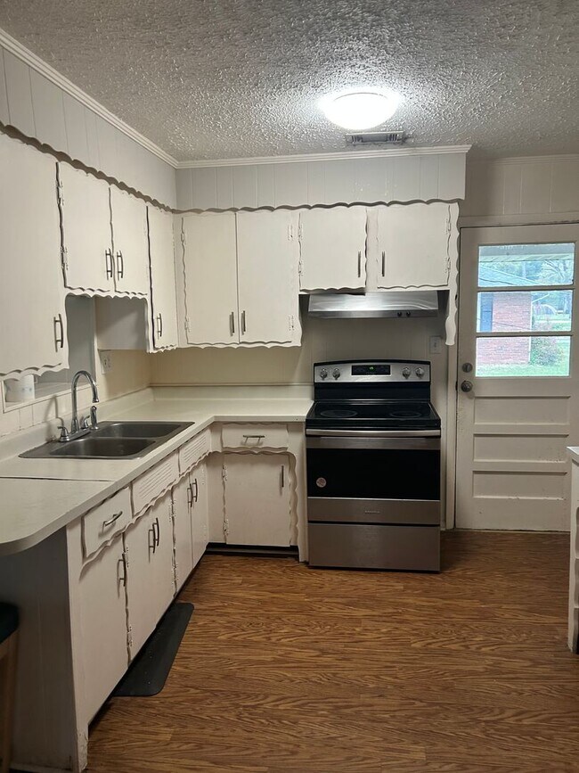 Building Photo - Cozy home