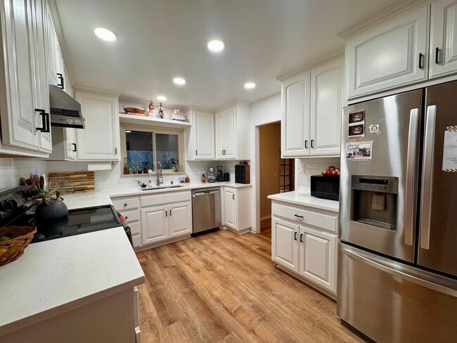 Building Photo - 221 Sage Rd