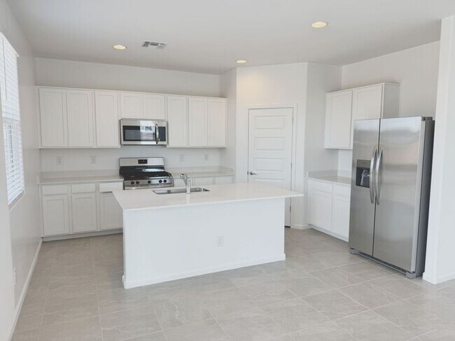 Building Photo - MOVE IN SPECIALS!! 15 DAYS RENT FREE!! New 5-Bedroom Home in Phoenix with Upgrades!