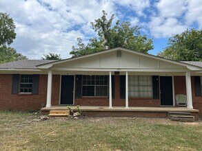 Building Photo - 685 Hill Rd