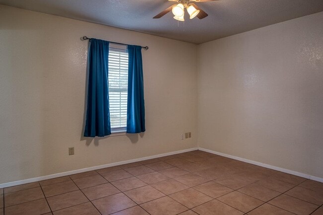 Building Photo - 718 Sage Dr