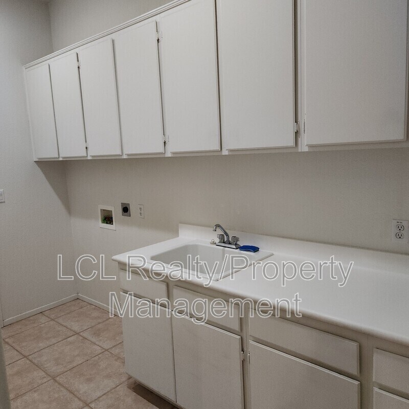 Building Photo - 28650 Shady Brook Dr