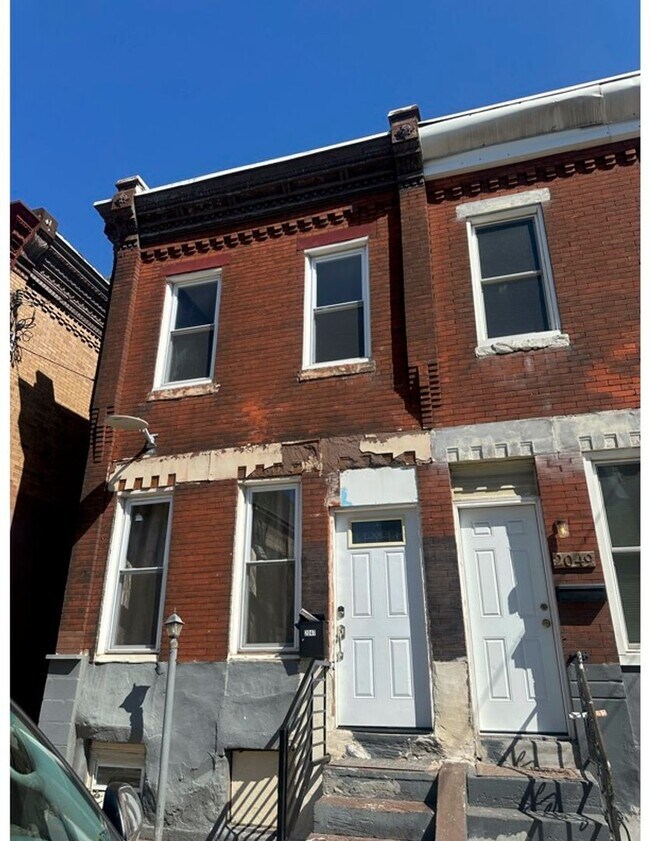Primary Photo - 2047 E Cambria St