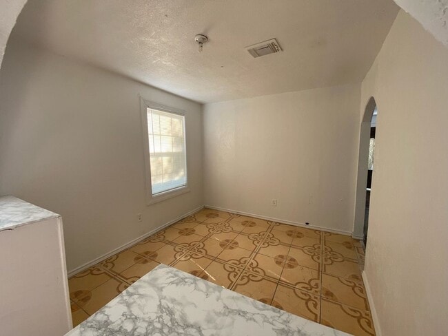 Building Photo - House For Rent.... ALL BILLS PAID