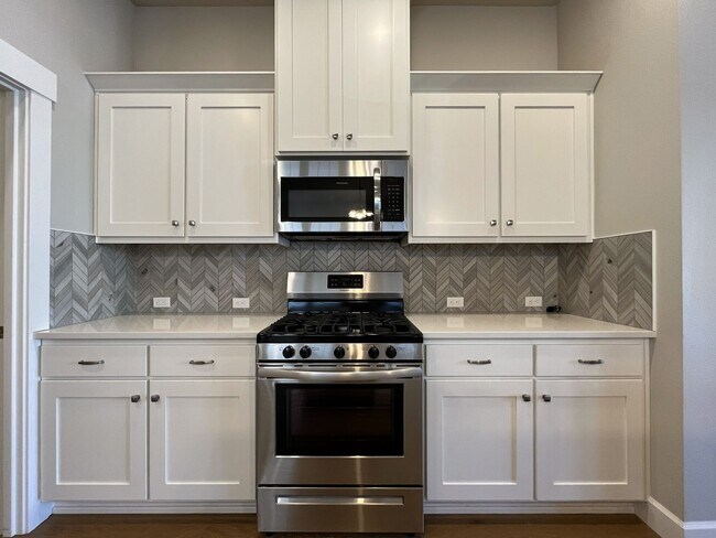 Building Photo - 3-Bedroom Home in Reed’s Crossing with Luxurious Primary Suite & Open Floor Plan, Fireplace, Wash...