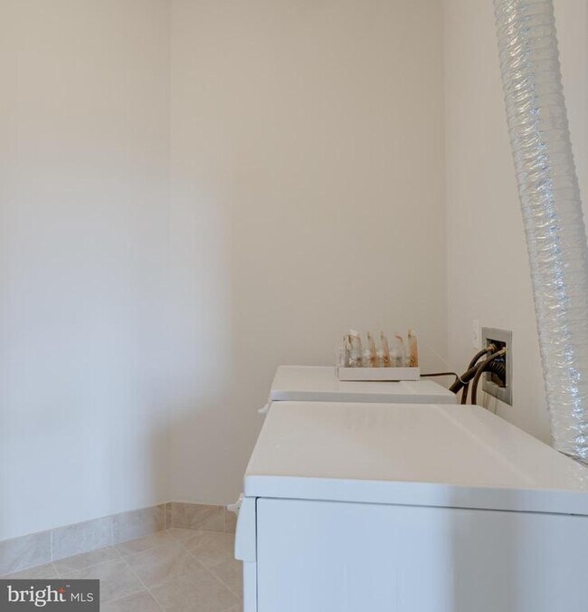 Building Photo - 8220 Crestwood Heights Dr