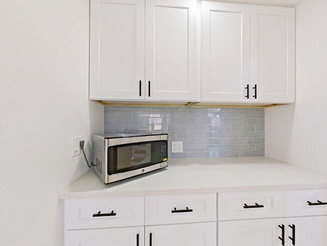 Building Photo - Beautifully remodeled 3 bed / 2.5 bathroom...