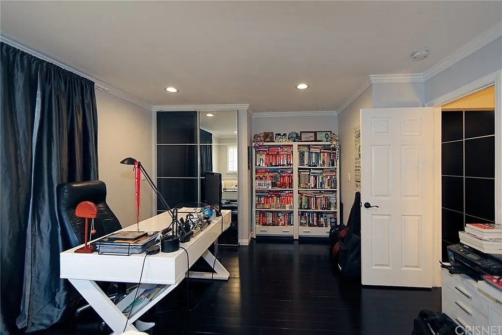 Office - 16513 Moorpark St