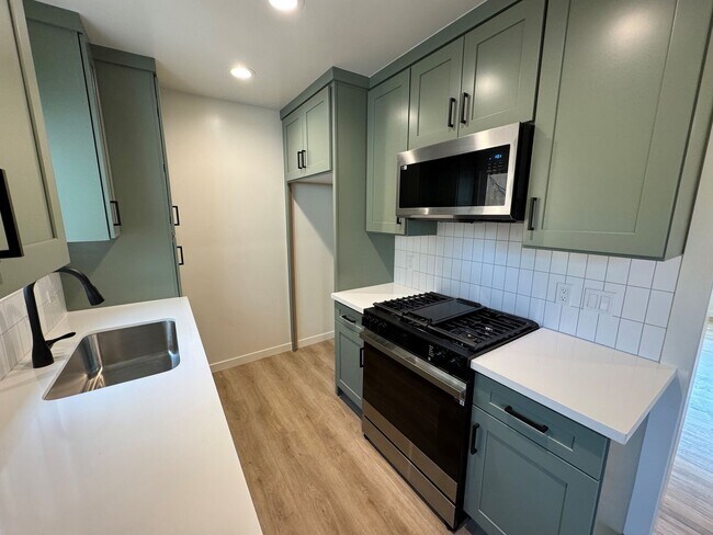 Building Photo - Remodeled Midtown Apartment- Private Washer/Dryer +AC!!