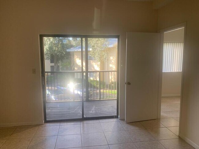 Building Photo - Split plan spacious 2bed/2batj