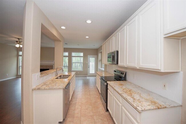 Building Photo - 10411 Village Lake Dr