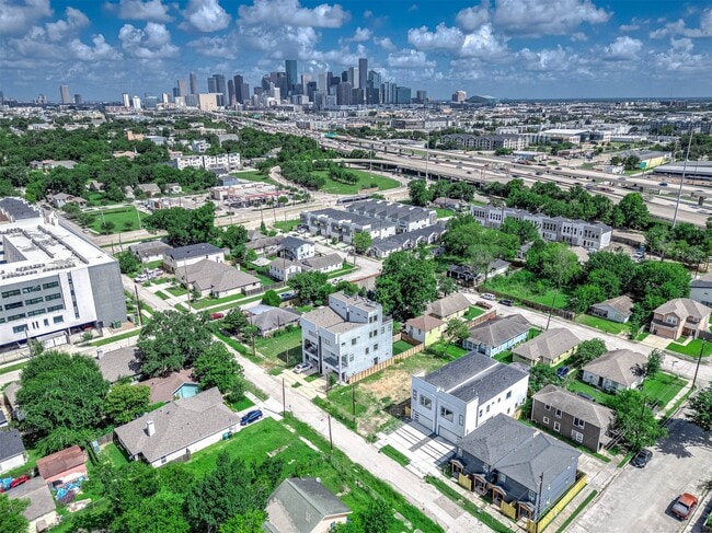 Building Photo - 3619 Bremond St
