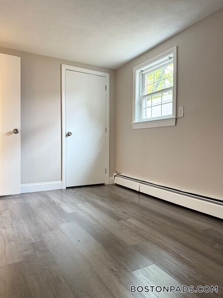 Building Photo - 887 Varnum Ave