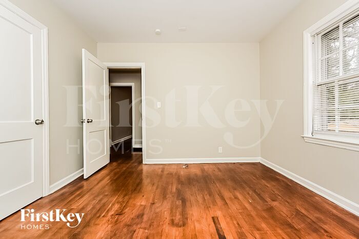 Building Photo - 1564 Columbia Dr