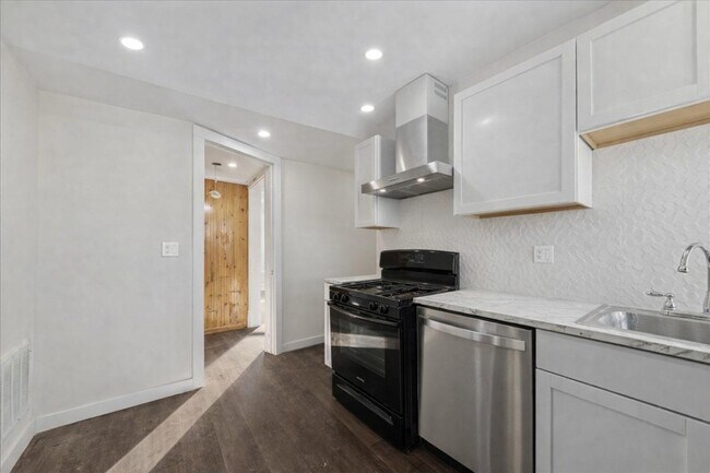 Building Photo - 2144 W Montrose Ave