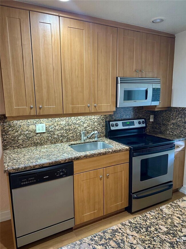 Building Photo - 1423 Holly Heights Dr