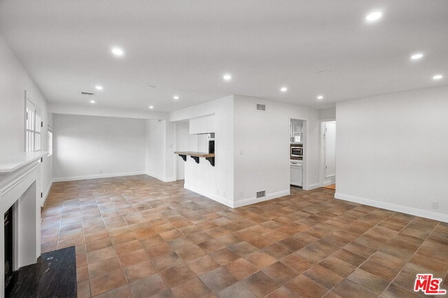 Building Photo - 15005 Killion St