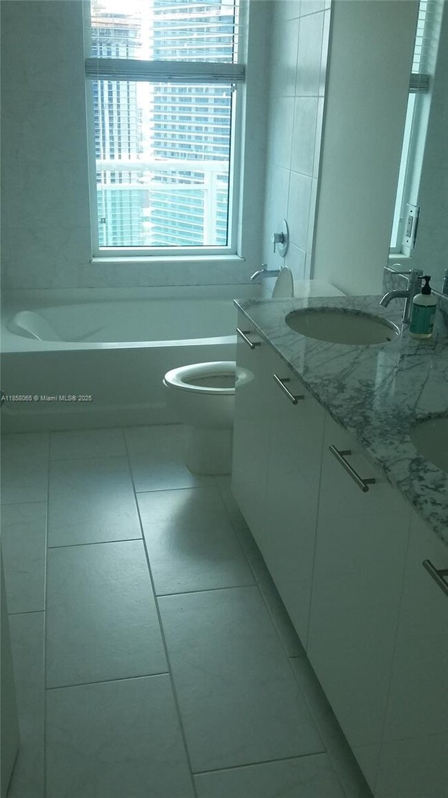 Building Photo - 950 Brickell Bay Dr