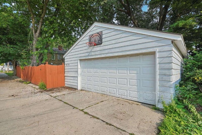 Building Photo - 3860 S Brust Ave