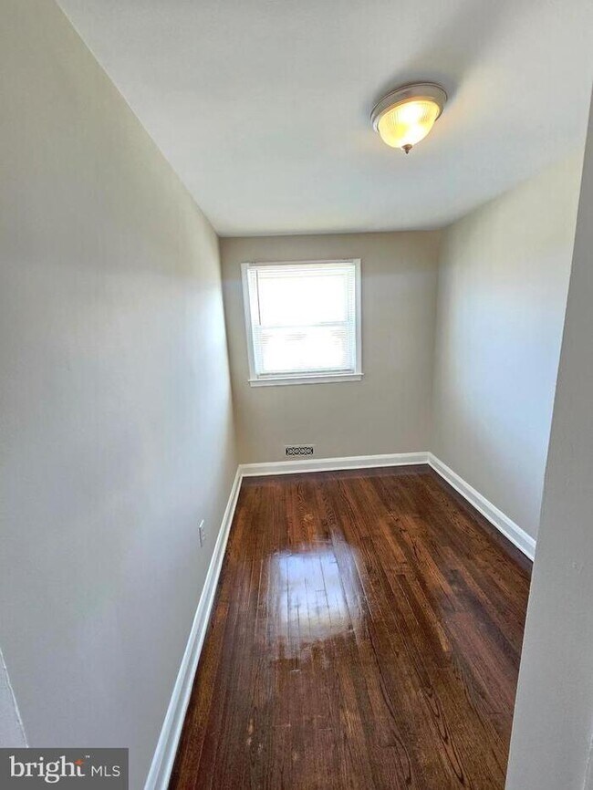 Building Photo - 3 Bedroom Home