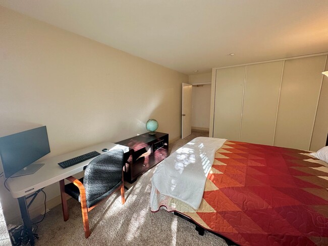 Building Photo - Two Bedroom Two Bath Condo Available in Wa...