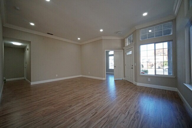 Building Photo - Beautifully remodeled 4 bedroom, 2 bathroo...