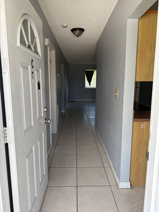 Building Photo - 2 bed 1 bath with 855 sf. Great location b...