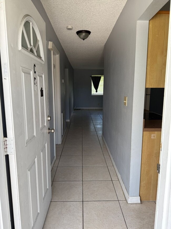 Building Photo - 2 bed 1 bath with 900 sf. Great location b...