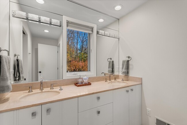 Building Photo - 3936 Holden Dr