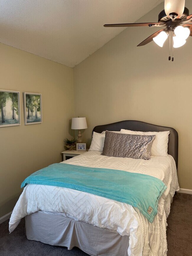 Building Photo - 2 BR 2 BA Fenced Yard