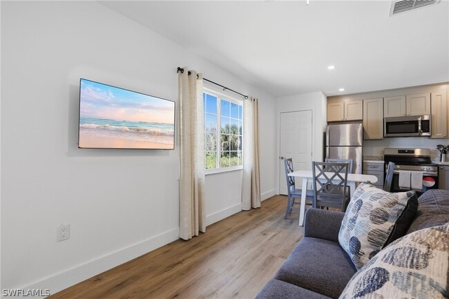 Building Photo - 1046 Periwinkle Way