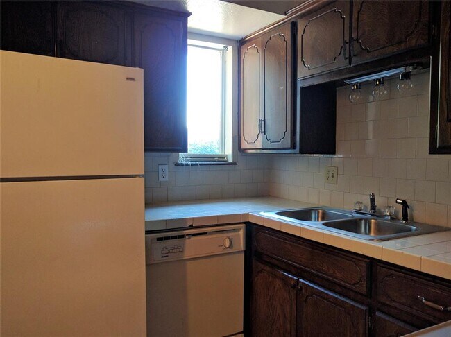 Building Photo - 2248 Donna Dr