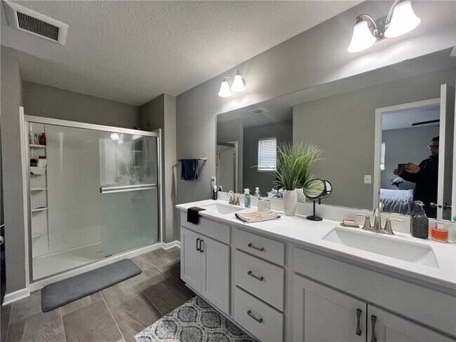 Building Photo - 7303 Fir Ln N