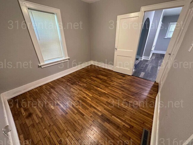 Building Photo - $895- 2 bed 1 bath - Beautiful single family home