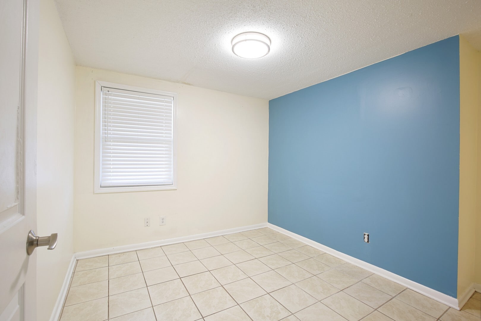 Building Photo - 1006 S 5th Street