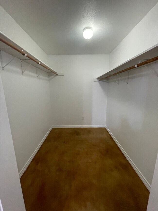 Building Photo - NEW ON MARKET