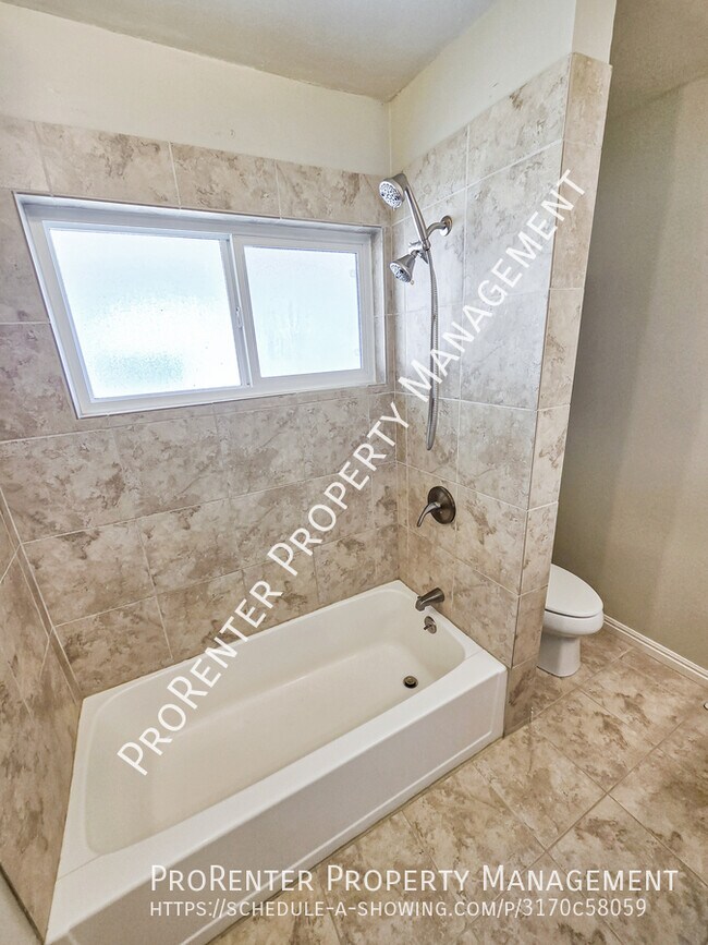 Building Photo - 1162 Collins Blvd