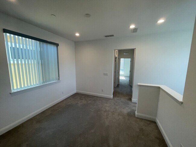 Building Photo - Charming 3 Bed / 2.5 Bath Home with Modern Upgrades