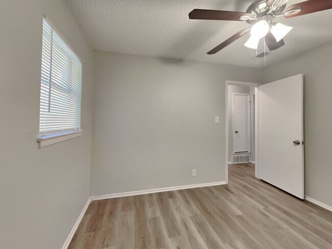 Building Photo - Charming 3-Bed, 2-Bath Home in Burleson with Garage Parking