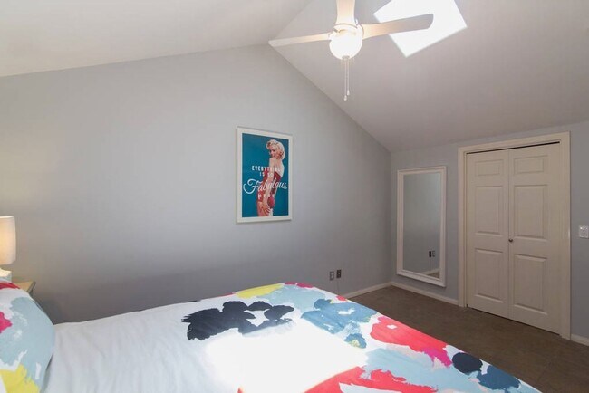 Building Photo - Gorgeous Upstairs unit with downtown view private deck