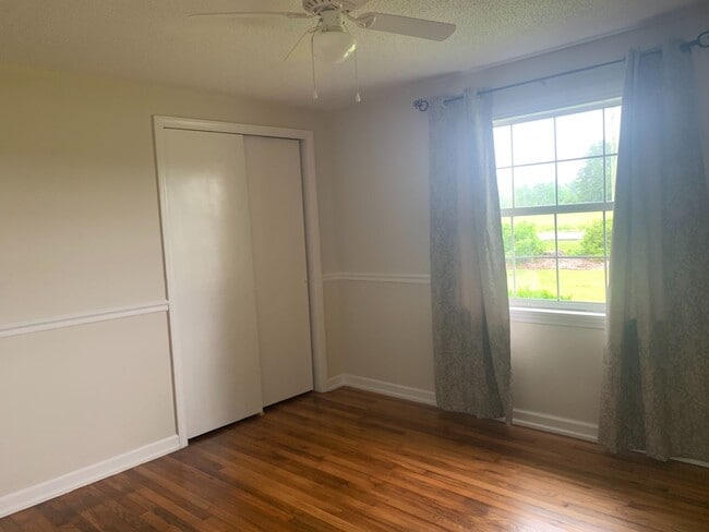 Building Photo - AVAILABLE NOW! 3 Bedrooms/1 1/2 Bath with Double living room space.