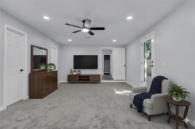 Building Photo - 544 N Elm Ave