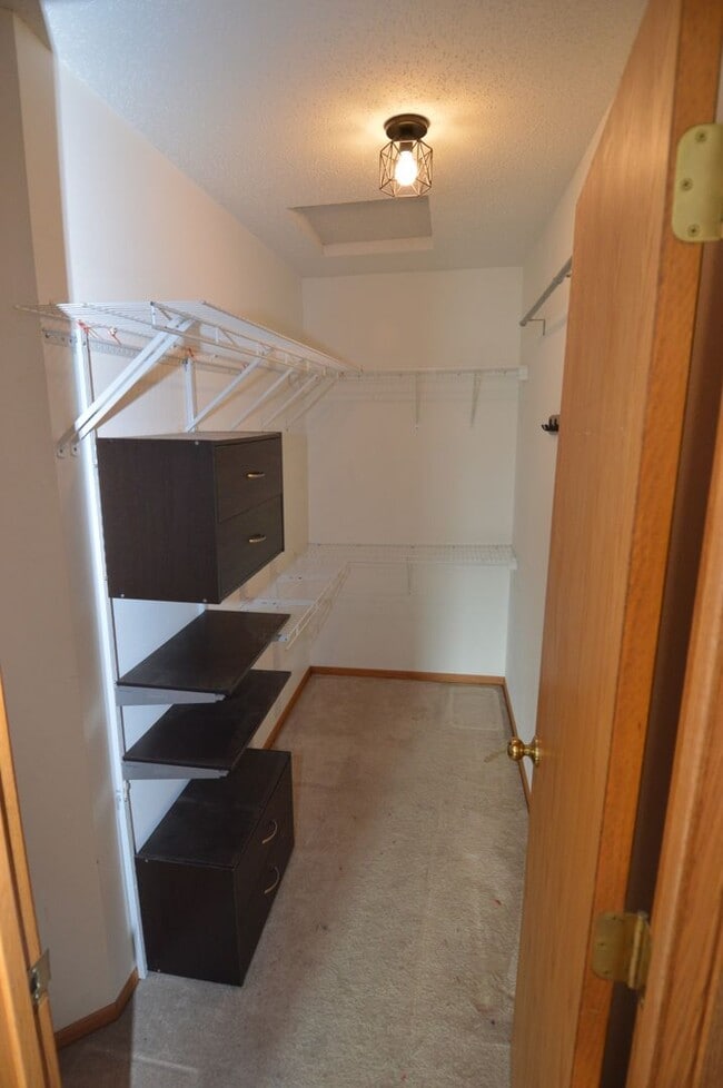 Building Photo - 2 Bed + Den, 2.5 Bathroom Townhouse for Rent