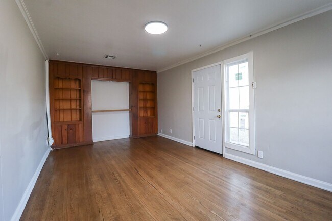 Building Photo - Section 8 Welcome! 2/1 Ready for Immediate Move In!!