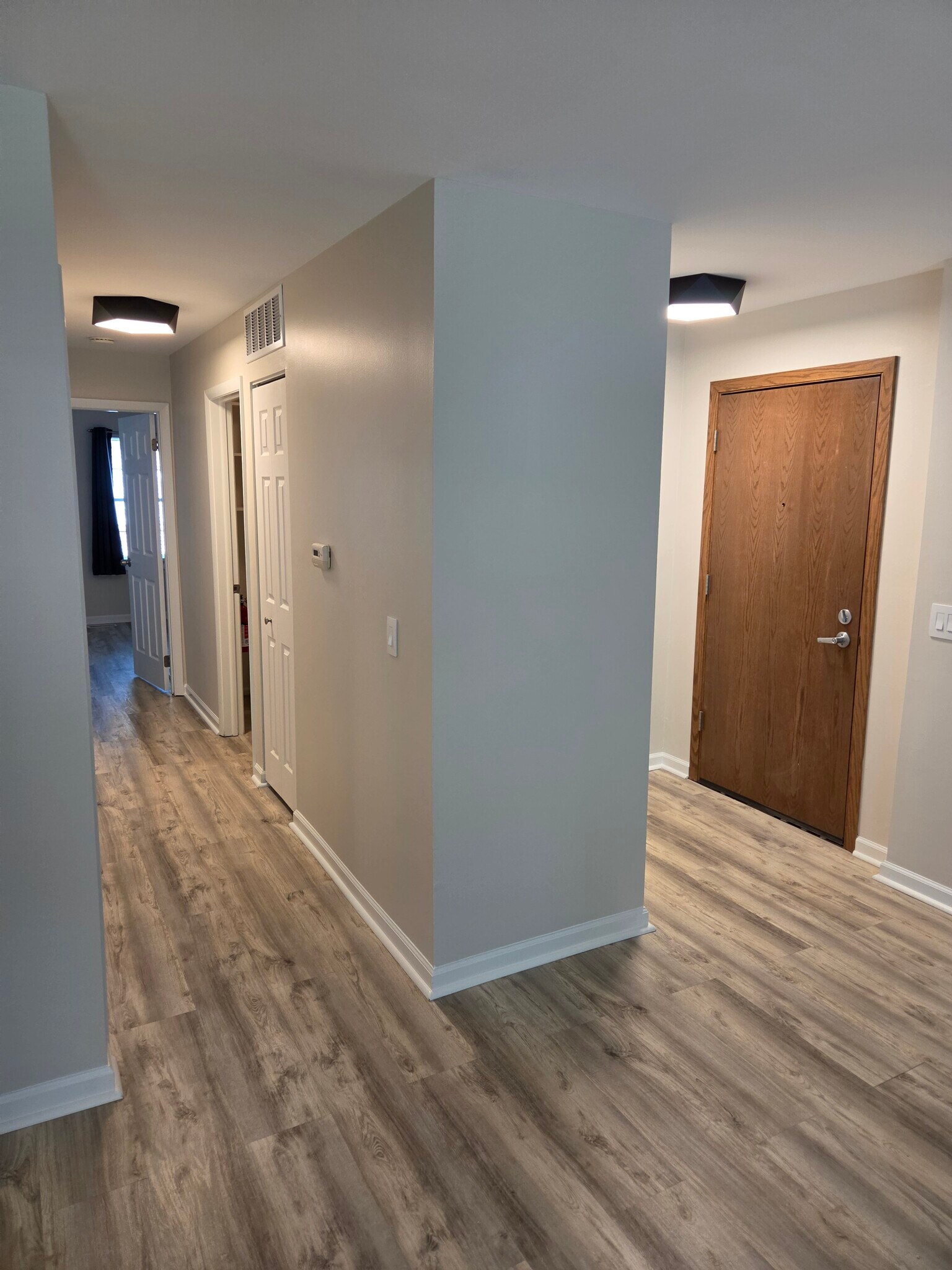 Front Door / hallway - 301 Pembridge Ln