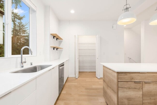 Building Photo - 18514 Meridian Ave N