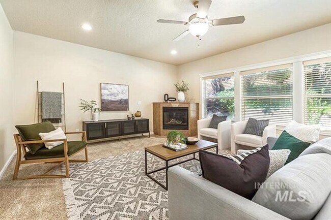 Building Photo - 3 Bedroom 2.5 Bath, 3 Car Garage w/Gorgeous Exterior