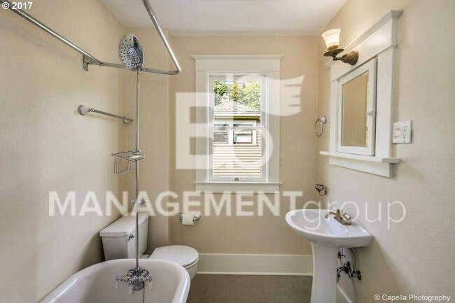 Building Photo - Johns Landing - Charming Home Near Downtown Portland. Large Gourmet Kitchen!