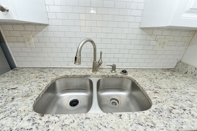 Building Photo - Renovated end unit!