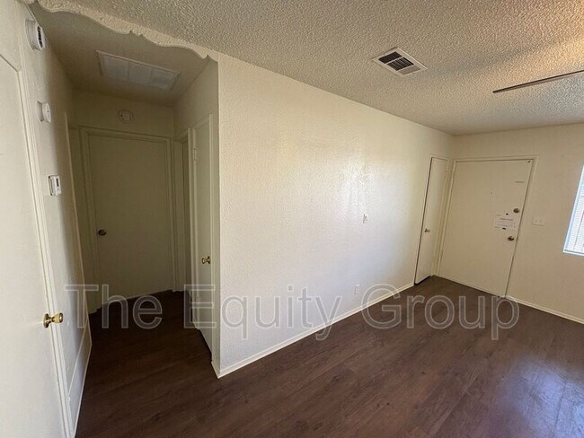 Building Photo - 1331 S Crowe St